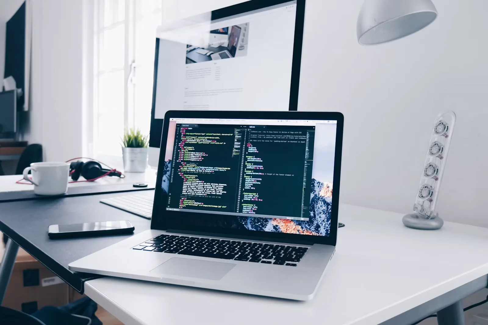 Persona desarrollando software en un computador portátil